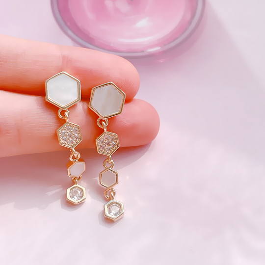 LeafyハニカムをイメージするCZダイヤ＆白蝶貝6連六角形